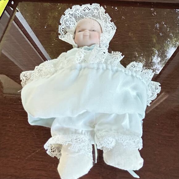 Vintage 1985 Goebel Victoria Ashlea Originals Baby Doll in Blue Lace Dress – 6” - Picture 9 of 11